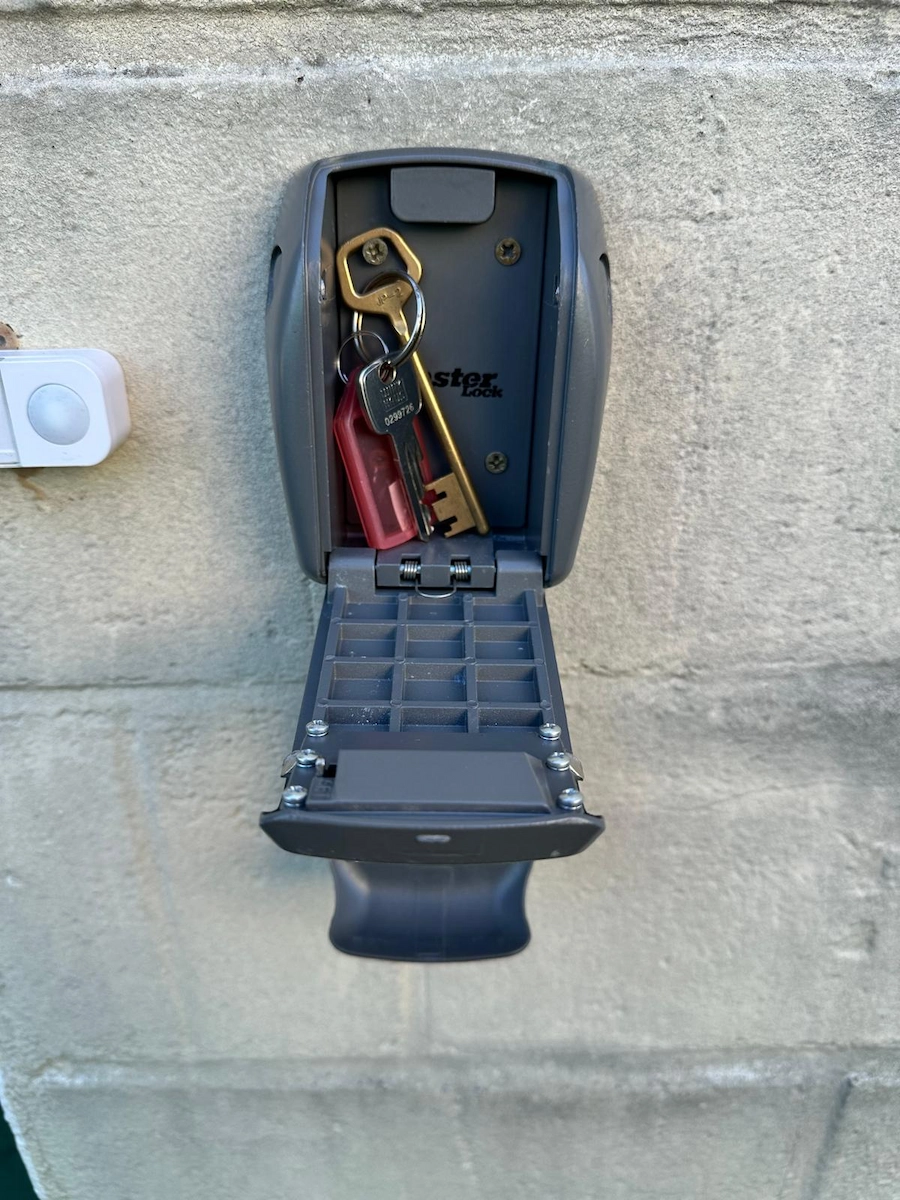 Les deux clés à l'intérieur de la boîte à clés